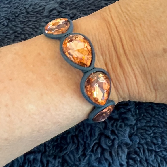 🌟NEW🌟 Beautiful slate gray bracelet with pink large stones! - Picture 7 of 7